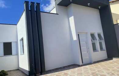 Imagem: A casa possui 3 Dormitórios, 3 Banheiros, 2 Vagas na garagem