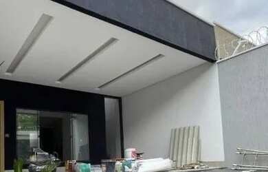Imagem: A casa possui 3 Dormitórios, 2 Banheiros, 3 Vagas na garagem