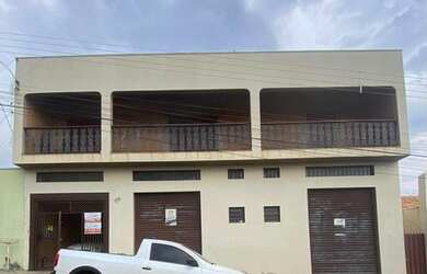 Imagem: A casa possui 4 Dormitórios, 5 Banheiros, 3 Vagas na garagem