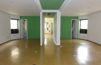 Imagem: O depósito possui 3 Vagas na garagem, 104m² de Área e está