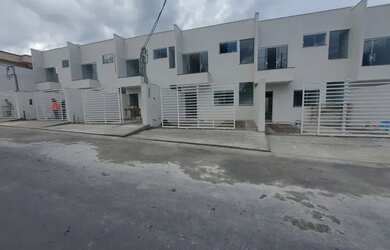 Imagem: A casa possui 3 Dormitórios, 1 Banheiro, 2 Vagas na garagem