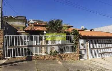 Imagem: A casa possui 3 Dormitórios, 3 Banheiros, 4 Vagas na garagem