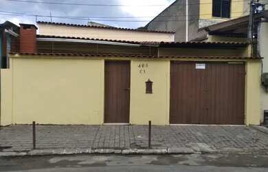 Imagem: A casa possui 2 Dormitórios, 1 Banheiro, 1 Vaga na garagem