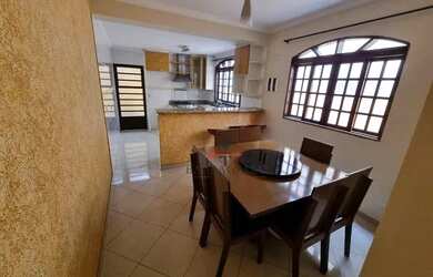 Imagem: A casa possui 3 Dormitórios, 1 Banheiro, 1 Vaga na garagem