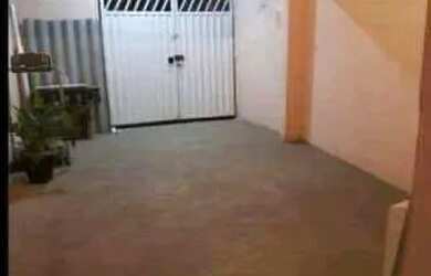 Imagem: A casa possui 2 Dormitórios, 1 Banheiro, 2 Vagas na garagem