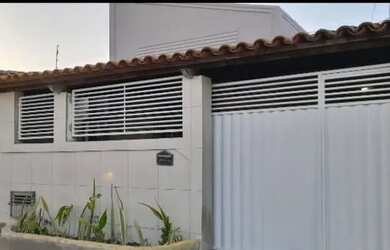 Imagem: A casa possui 3 Dormitórios, 3 Banheiros, 1 Vaga na garagem