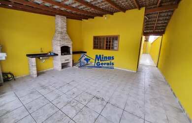 Imagem: A casa possui 3 Dormitórios, 2 Banheiros, 2 Vagas na garagem