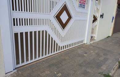 Imagem: A casa possui 3 Dormitórios, 3 Banheiros, 2 Vagas na garagem