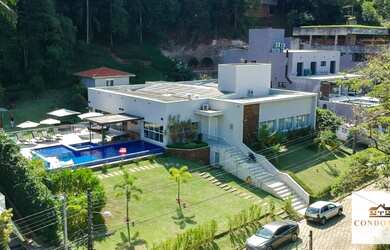 Imagem: A casa em condomínio possui 5 Dormitórios, 5 Banheiros, 4