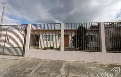 Imagem: A casa possui 3 Dormitórios, 2 Banheiros, 5 Vagas na garagem