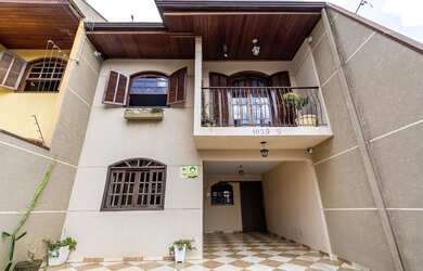 Imagem: A casa possui 3 Dormitórios, 4 Banheiros, 3 Vagas na garagem