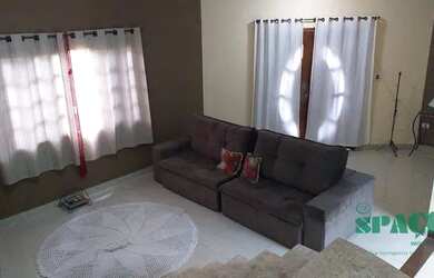 Imagem: A casa possui 3 Dormitórios, 1 Banheiro, 2 Vagas na garagem