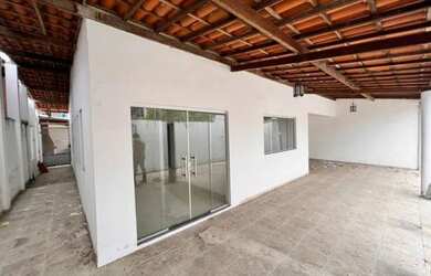 Imagem: A casa possui 3 Dormitórios, 2 Banheiros, 2 Vagas na garagem