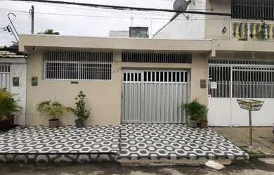 Imagem: A casa possui 3 Dormitórios, 1 Banheiro, 2 Vagas na garagem