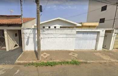 Imagem: A casa possui 4 Dormitórios, 1 Banheiro, 3 Vagas na garagem