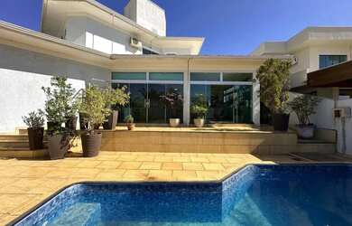 Imagem: A casa em condomínio possui 4 Dormitórios, 2 Banheiros, 3