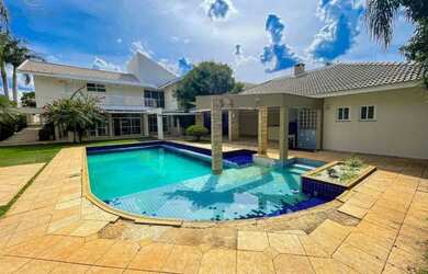 Imagem: A casa possui 5 Dormitórios, 5 Banheiros, 5 Vagas na garagem