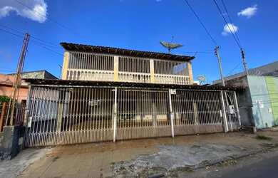 Imagem: A casa possui 5 Dormitórios, 5 Banheiros, 4 Vagas na garagem