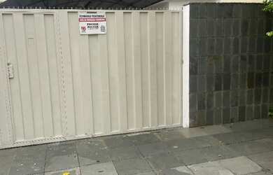 Imagem: A casa possui 4 Dormitórios, 3 Banheiros, 1 Vaga na garagem