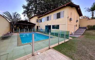 Imagem: A casa possui 4 Dormitórios, 4 Banheiros, 5 Vagas na garagem