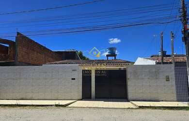 Imagem: A casa possui 2 Dormitórios, 2 Banheiros, 2 Vagas na garagem