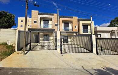 Imagem: A casa possui 3 Dormitórios, 3 Banheiros, 2 Vagas na garagem