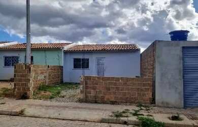 Imagem: A casa possui 2 Dormitórios, 1 Banheiro, 1 Vaga na garagem