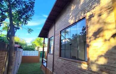 Imagem: A casa possui 1 Dormitório, Acomodam 4 pessoas e 1 Vaga na