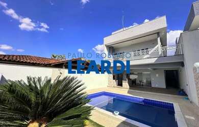 Imagem: A casa possui 3 Dormitórios, 3 Banheiros, 3 Vagas na garagem