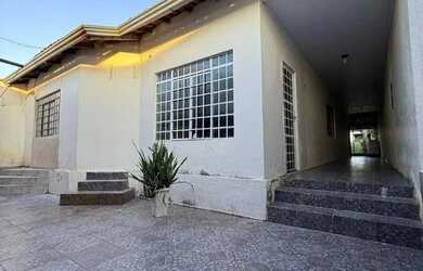 Imagem: A casa possui 3 Dormitórios, 2 Banheiros, 3 Vagas na garagem