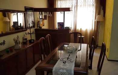 Imagem: A casa possui 4 Dormitórios, 3 Banheiros, 2 Vagas na garagem