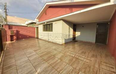 Imagem: A casa possui 2 Dormitórios, 1 Banheiro, 3 Vagas na garagem