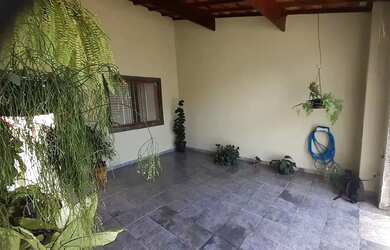 Imagem: A casa possui 2 Dormitórios, 1 Banheiro, 1 Vaga na garagem