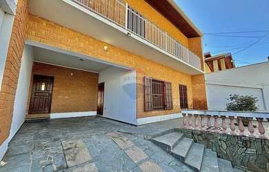 Imagem: A casa possui 3 Dormitórios, 3 Banheiros, 2 Vagas na garagem