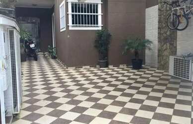 Imagem: A casa possui 3 Dormitórios, 4 Banheiros, 2 Vagas na garagem