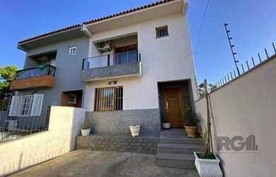 Imagem: A casa possui 3 Dormitórios, 3 Banheiros, 2 Vagas na garagem