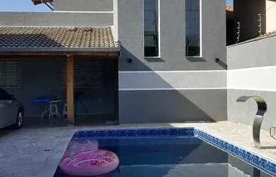 Imagem: A casa possui 4 Dormitórios, 4 Banheiros, 4 Vagas na garagem