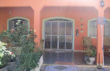 Imagem: A casa possui 3 Dormitórios, 2 Banheiros, 3 Vagas na garagem