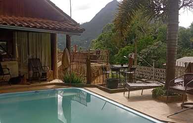 Imagem: A casa possui 5 Dormitórios, 3 Banheiros, 3 Vagas na garagem