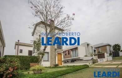 Imagem: A casa em condomínio possui 4 Dormitórios, 5 Banheiros, 5