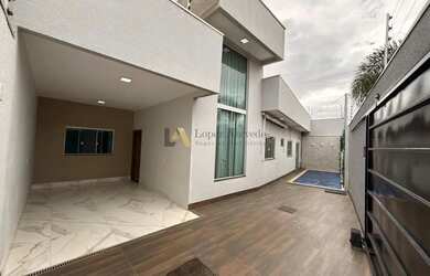 Imagem: A casa possui 3 Dormitórios, 2 Banheiros, 2 Vagas na garagem