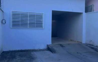 Imagem: A casa possui 3 Dormitórios, 2 Banheiros, 4 Vagas na garagem