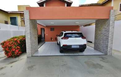 Imagem: A casa possui 3 Dormitórios, 3 Banheiros, 3 Vagas na garagem