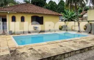 Imagem: A casa possui 4 Dormitórios, 5 Banheiros, 4 Vagas na garagem