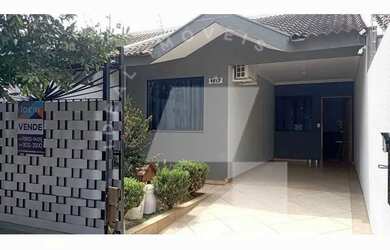 Imagem: A casa possui 3 Dormitórios, 1 Banheiro, 2 Vagas na garagem