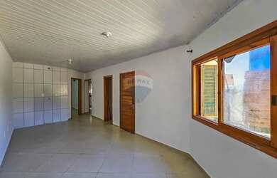 Imagem: A casa possui 3 Dormitórios, 1 Banheiro, 1 Vaga na garagem