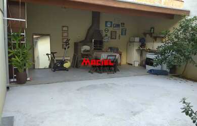 Imagem: A casa possui 2 Dormitórios, 2 Banheiros, 2 Vagas na garagem