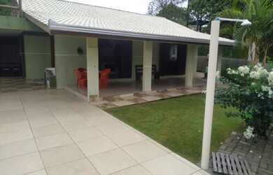 Imagem: A casa possui 3 Dormitórios, Acomodam 8 pessoas, 3 Vagas na