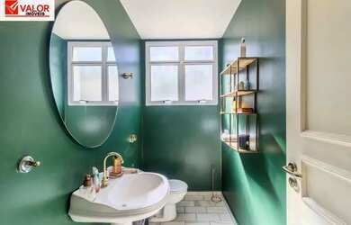 Imagem: A casa possui 4 Dormitórios, 5 Banheiros, 4 Vagas na garagem