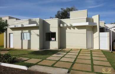 Imagem: A casa possui 2 Dormitórios, 2 Banheiros, 2 Vagas na garagem